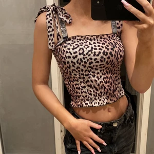 ginatricot  - Säljer denna leopradtoppen från ginatricot i storlek XS☺️ Köp av en kompis för några år sedan som nu har blivit för liten. 50kr+frakt. skriv vid intresse eller frågor!💖☺️