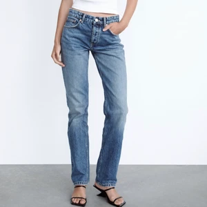 Zarah mid jeans i storlek 36 - Säljer dessa helt oanvända skit snygga och populära Zara jeans i storlek 36 prislapp finns kvar. Säljer dessa pågrund av att jag vill ha de lite mer baggy och pösigare, sitter Såå fint på annars för fler frågor kom privat❤️