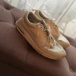 Nike air thea - Små i strl! Passar nog bäst en 39a! Vita air från Nike modellen thea, använda och saknar innersula. Nypris 1499kr