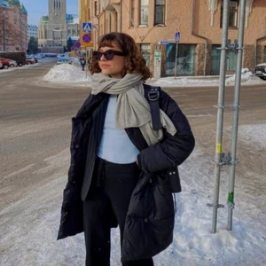 Monki Puffer Coat - Jättefin puffer jacka från Monki! Är köpt för ca 1 månad sedan och prislappen är kvar. Säljer pga jag råkade beställa hem två stycken. Kan gå ner i pris vid snabb affär. Köparen står för frakten🥰 (Obs! Bilder från plaggets recensioner)