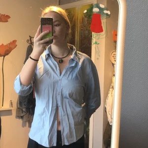 Ljusblå skjorta💙 - Välj bland tröjor/toppar på min sida och få 4 för 99🥰 vet inte märket eller storleken men skulle gissa på att det är en S