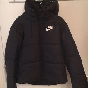 Nike puffer jacket🖤💫 - Jättefin puffer jacka från nike!⭐️🖤 Fungerar perfekt nu på vintern men ska köpa en ny så behöver tyvärr sälja denna. Storlek XS men funkar för mig i storlek S också! Superbra o håller värmen även under dom kallaste månaderna💕