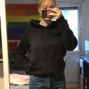 Basic svart hoodie🖤 - Helt vanligt svart hoodie som behövs i garderoben!😎 storleken är xs men skulle säga att den passar s också