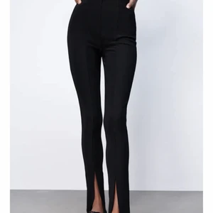 Byxor - Säljer dessa snygga byxor med slits från Zara då dom är för lite för långa för mig och jag är 165cm, dom är helt oanvända och lappen sitter kvar, kunden står för frakten