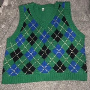 Grön väst - Intressekoll på denna skitsnygga gröna väst. Använd ett fåtal gånger. Storlek xs/s. Vet ej vart den är ifrån tyvärr❤️