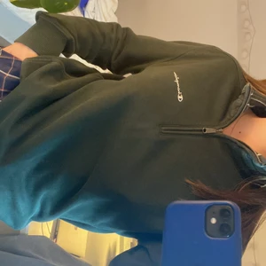 Champion zip-up i nyskick - Superfin, grön zip-up hoodie från Champion! Skön och användbar nu i höst!! 🌱 Storlek M men sitter löst på mig som oftast är en M. Passa större och mindre storlekar skulle jag säga! Skriv till mig om du är intresserad! Frakt tillkommer📦