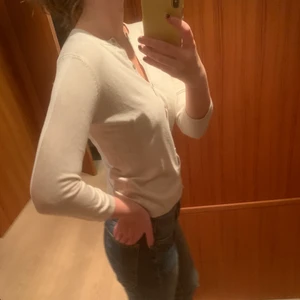 Zara kofta - Söt kofta från zara med medel långa armar. Nästan aldrig använd. Storlek S.