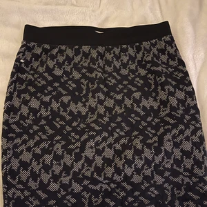 Mönstrad kjol - Säljer denna super fina mönstrade kjolen då den är förstor för mig:/ knappt använt och är i perfekt skick💗