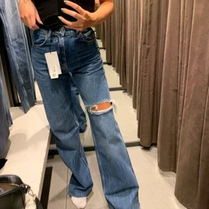 Zara Jeans - Jeans från zara, använda 1 gång. ”Wide leg” i strl 34. Budare står för frakt! ⭐️ Kan skickas mot betalning v. 45-46 (bortrest tills dess). 