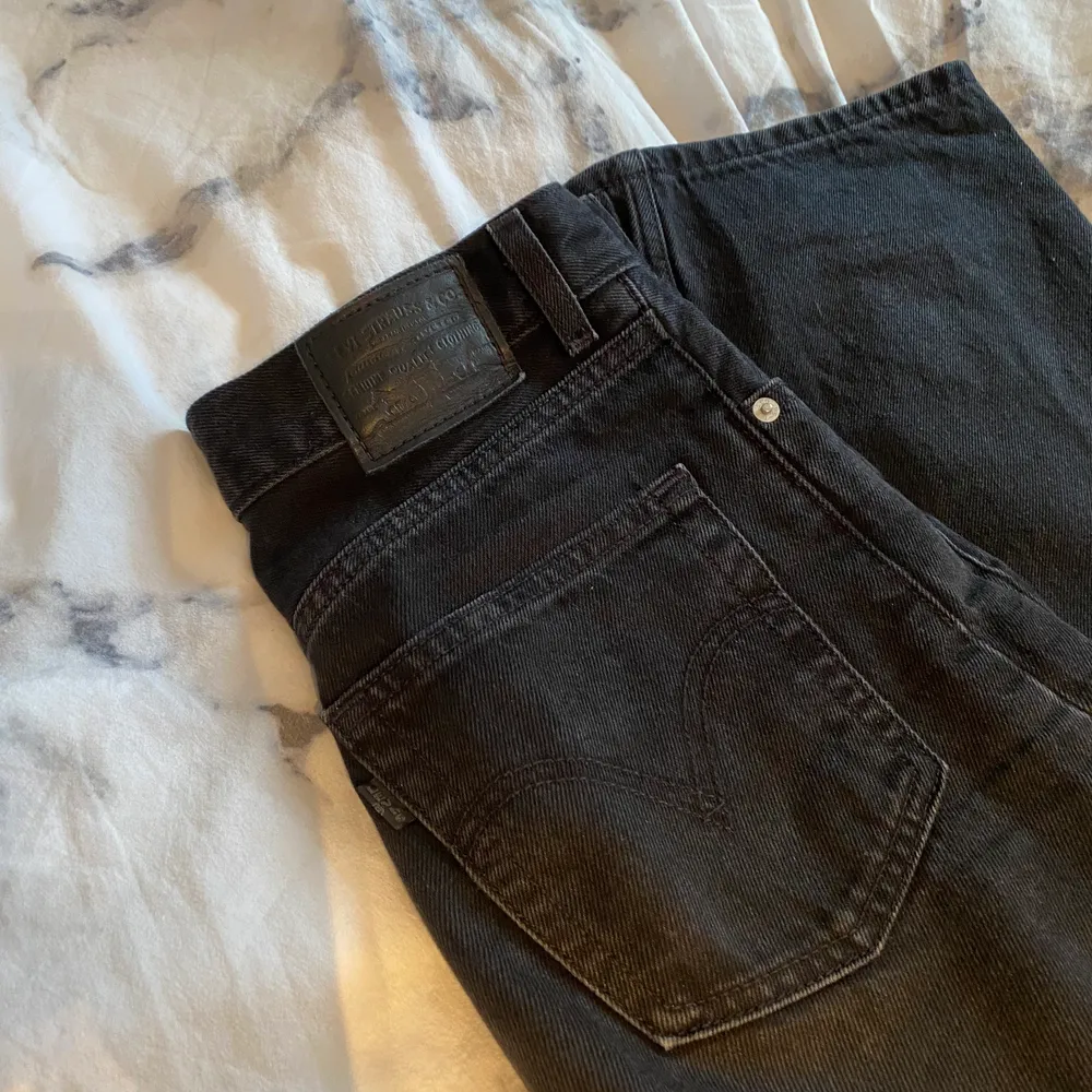 Säljer Levis jeans i st.24 för de har blivit för små. De är i väldigt fint skick och en riktigt snygg modell. Köpta för 1319 kr. (Jag är ca 168 cm på denna bilden) 950kr + frakt 📦 👖🖤. Jeans & Byxor.