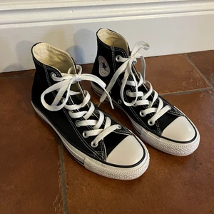 Converse - Jättefina converse som jag säljer åt min syster💗 är storlek 35 men converse är stora i storleken så passar är 36-36.5💗 endast använda 2 gånger och köpta för 699kr