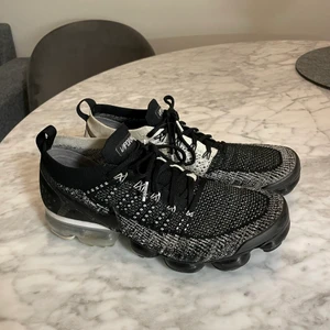 Nike Vapormax 2.0 Oreo - Mycket fint skick. Som nya. Köparen står för frakt. Storlek 44. Nypris 2200k kr