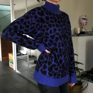 En cool varm (MJUK) blålila tröja från NA-KD med låg polokrage. Inte använd på ett tag och i bra skick! Hör av er om ni har frågor 💙💜💙