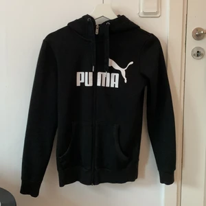 Fin svart Puma kofta -  Vart puma kofta perfekt till hösten Har bra kvalite 🦋