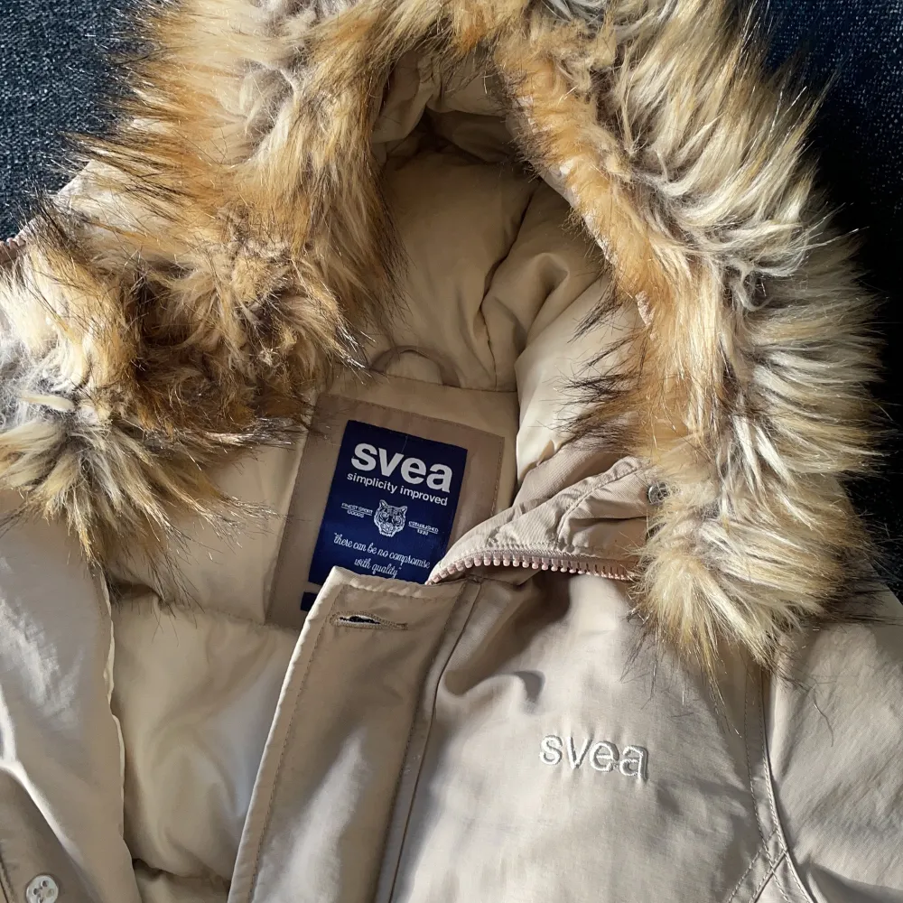 Säljer min fina Sveajacka i storlek medium då den inte kommer till användning. Modellen är ”Miss Smith Jacket” och kostar 1399kr i butik. Jackan är i fint skick då den knappt är använd. Riktigt varm och användbar vinterjacka. . Jackor.