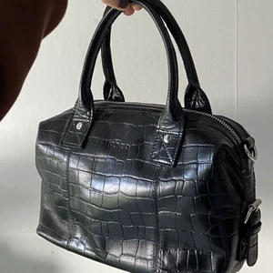 Nunoo - Säljer nu min älskade nunoo bag. En supersnygg väska med medföljande lång kedja! Nypris- 1599. Använd av många influensers på senaste!!❤️