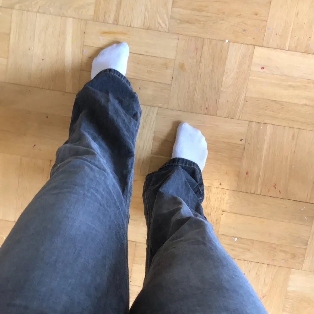 Säljer mina äldre jeans, pga för små för mig. Bra skick. Jag är 175 och dem går över mina fötter.  Passar storlek 32-36. Jeans & Byxor.