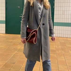 Zara kappa  - Säljer min underbara gråa kappa ifrån zara i storlek S ❤️  Jag är 163