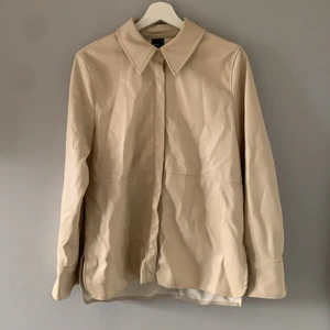 Skin imiterad Jacka  - Säljer en begie jacka som är en skin imiterad i materielet. Använt ca 1 gång. Köparen står för frakten