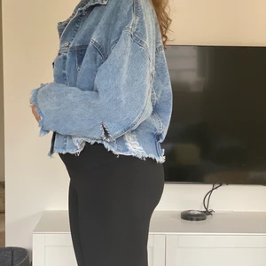 Jeansjacka  - Oanvänd jeansjacka med coola slitningar från Missguided 