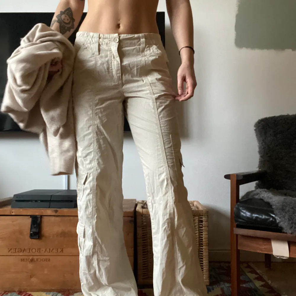 Vita byxor i tunt tyg från Urban outfitters, endast använda 1 gång 🤍 rak passform med flare, skriv för fler bilder! . Jeans & Byxor.