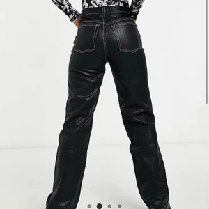 Topshop glansiga jeans - SÖKER!!!!! Dessa glansiga jeans från topshop i storlek W26 eller W28, L32 eller L34 💗💗💗