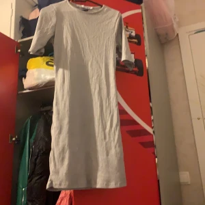 Lager 157  - Säljer en klänning som ja använde på sommaren ❤️sjukt snygg o skönt material att ha till stranden eller en ute fest ❤️ser ganska lång ut men är kort när man sätter på sig den 🥰mötas eller stå för frakten 