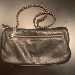 Zadig & Voltaire Väska - Zadig & Voltaire Clutch, använd men i gott skick. Lite missfärgning på kedjan. Endast kort kedja. Nypris: 3900kr Mitt pris: 800 inkl frakt
