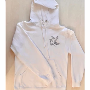 LIL PEEP hoddie - Äkta Lil Peep merch köpt från hans webbsida. Nypris: 700kr. Storlek: S (lite oversize för mig som är 165 cm lång). Kritvit, inga fläckar. Haft på mig den en gång bara.