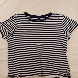 Två tröjor💕 - Från MONKI och är i storleken M. Randig bekväm tröja som är lätt att matcha till. Skriv om ni undrar något. Den är Blå/vit randig! MAN BETALAR ENDAST FÖR FRAKTEN.