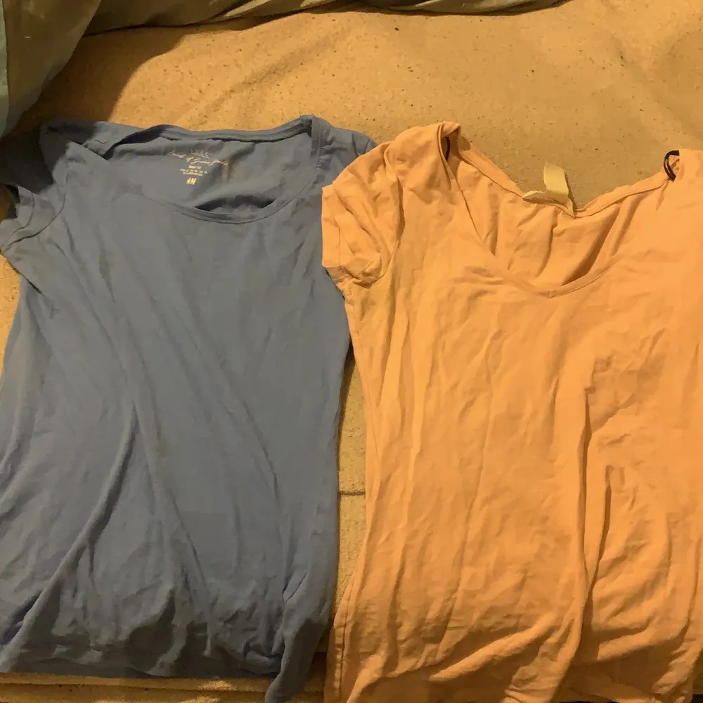 Säljer 2 par basic tishert ❤️vill bli av me dessa då de tar plats i min gaderob ❤️stå för frakt eller mötas upp. Båda för 50 kr 🙌🏻 . T-shirts.