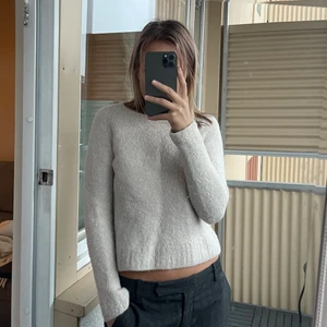 Stickad tröja  - Hej! Jag säljer en stickad tröja i Alpacka och Ull (45%) från Weekday❤️‍🔥❤️‍🔥 Egentligen storlek S men skulle säga XS i storlek när den krympt lite i tvätten, men fortfarande lika fin😍🥰 Jag har storlek XS-S  på tröjor och ni ser hur den sitter på mig 🥰