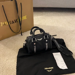 Zadig Voltaire väska  - Köpt i somras för 3200 på zadigs butik, väldigt bra skick💕minsta modellen, säljer då den inte kommer till användning, startar budgivning ifall föer är intriesseradd, buda från 2400, köp direkt för 2500