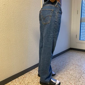 Äkta levis jeans - Äkta levis jeans, använda Max 2 ggr. Kommer inte till användning. Baggy fit! Snygga o sköna. Frakt tillkommer. Storlek 40