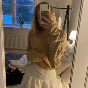 stickad tröja nakd - så himla fin beige stickad tröja från nakd💛 den är v ringad och går att ha åt båda hållen, jättefin att ha till en kjol tillexempel✨ köparen betalar frakt 