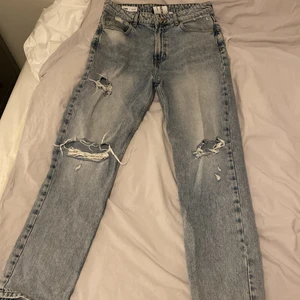 Collusion  - Strl W32 (81 cm) vintage jeans. Cond: 8. Jag är 189 cm och dom passar perfekt för benen.
