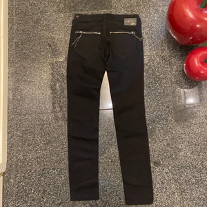 Jeans - Diesel - Svarta Jeans från Diesel. Modellen är clush. Slim fit / stretch. Knappt använda⭐️