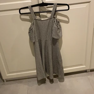 Klänning - Säljer denna supersöta klänningen som jag haft när jag var liten. Den har inga defekter och är i ett superskönt material. Kan mötas annars tillkommer frakt. Pris kan diskuteras.