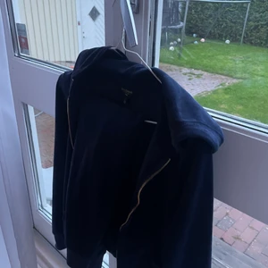 Juicy mjukis sätt - Jättefint märkl/marin blått juicy mjukis sätt. Stl S, använt nån gång men är i jättebra skick. Stl S