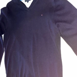 Tommy Hilfiger Sweatshirt/Tröja - Blå Tommy Hilfiger tröja, aldrig använd dvs skicket är 10/10. Bilderna är lite halvtaskiga då det var väldigt svårt att få till några bra bilder…✌️