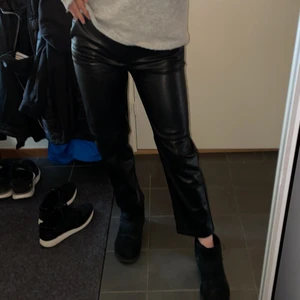 skinnbyxor  - skinnbyxor från lindex i storlek 34                                     så sköna o knappt använda                                                             ej äkta skinn