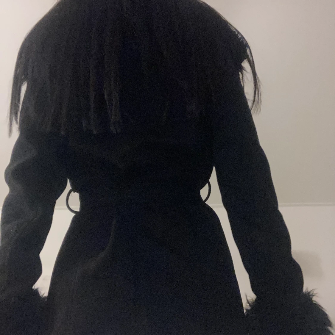 Svart kappa med fuskpäls  - 90