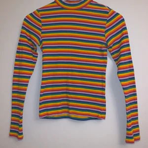 🏳️‍🌈Långärmad regnbågs-tröja🏳️‍🌈 - Tröjan är från Monki. Relativt oanvänd (10-15 ggr) tröjan är i storlek XS men jag tror även att den kan passa folk med S.  50kr+ frakt 45-62kr (beroende på vilken ”fraktpåse”)               ~BETALNING SKER VIA SWISH~