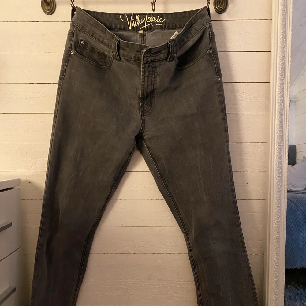 Säljer mina gamla Vicky Basic Jeans, kommer ej till användning längre. Ligger snyggt över skorna & är väldigt sköna. (Burkar ha storlek 29/31 på jeans, dessa är från Dam avdelning & är i storlek 42.) . Jeans & Byxor.