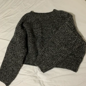 Mysig stickad tröja - Mysig croppad stickad tröja från Lindex i fint skick! Endast använd en gång. Den är i storlek L men skulle även passa XL! Du betalar priset (250kr)+frakt. 