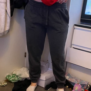 Göra mjukis byxor  - Gråa mjukis byxor från h&m jättesköna och jättefina.