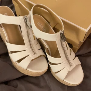 Michael kors skor  - Säljer ett par helt nya Michael kors skor, fick i present men dem va tyvärr försmå och inget kvitto fanns, har därför bara testat dem!