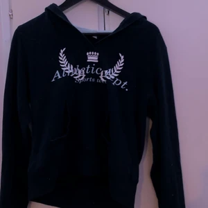 Svart hoodie  - Svart hoodie med fint tryck 💕