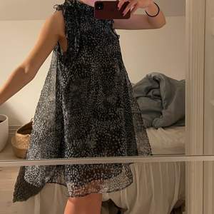 Supersnygg klänning från hm med coolt mönster och hög krage. Använd bara en gång och säljs då den inte kommit till användning mer