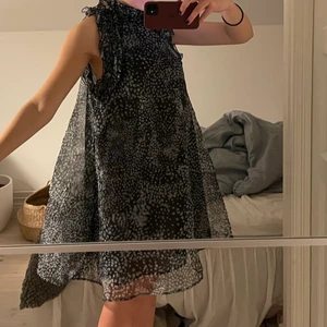 Klänning - Supersnygg klänning från hm med coolt mönster och hög krage. Använd bara en gång och säljs då den inte kommit till användning mer